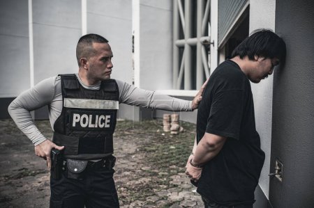 Téléchargez les photos : Police and thief concept,The cop catch criminals break the law - en image libre de droit