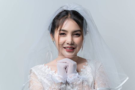 Téléchargez les photos : Portrait of asian woman wear bride with flower on white background,Wedding concept - en image libre de droit
