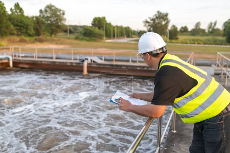 Téléchargez les photos : Ingénieurs de l'environnement travaillent dans les usines de traitement des eaux usées, Ingénierie de l'approvisionnement en eau travaillant à l'usine de recyclage de l'eau - en image libre de droit