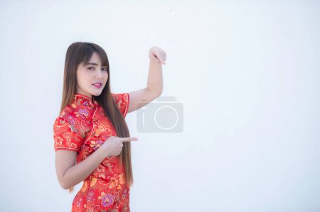 Foto de Retrato hermosa mujer asiática en vestido de Cheongsam sobre fondo blanco, gente de Tailandia, concepto de feliz año nuevo chino, señora asiática feliz en vestido tradicional chino - Imagen libre de derechos
