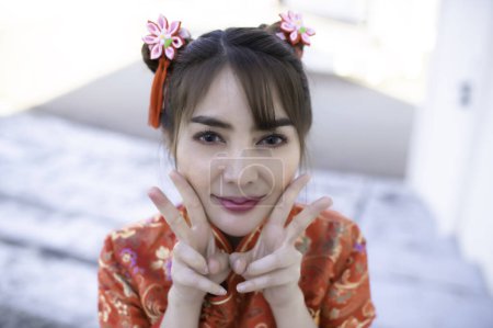 Téléchargez les photos : Portrait belle femme asiatique en robe Cheongsam, Thaïlande personnes, Happy concept de nouvelle année chinoise, Happy asiatique dame en robe traditionnelle chinoise - en image libre de droit