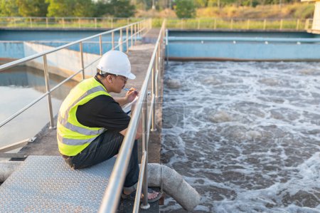 Ingénieurs de l'environnement travaillent dans les usines de traitement des eaux usées, Ingénierie de l'approvisionnement en eau travaillant à l'usine de recyclage de l'eau