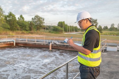 Umweltingenieure arbeiten in Kläranlagen, Wasserversorgungstechniker arbeiten in Wasserrecyclinganlagen zur Wiederverwendung