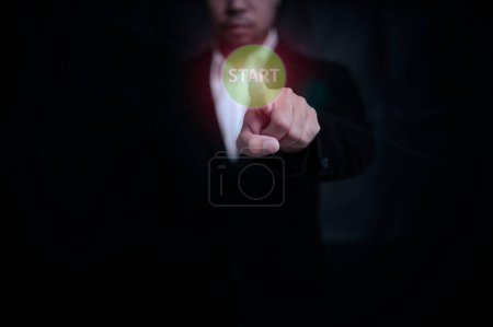 Téléchargez les photos : Homme d'affaires utiliser doigt appuyez sur le bouton de démarrage - en image libre de droit