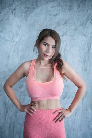Foto de Primer plano asiático hermosa chica del deporte en la pared del gimnasio, Tailandia amor salud, Slim mujer entrenamiento concepto - Imagen libre de derechos