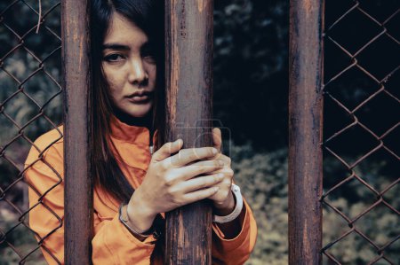 Foto de Prisionero vestido de naranja concepto, Retrato de mujer asiática en uniformes de prisión sobre fondo blanco, - Imagen libre de derechos
