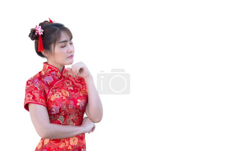 Téléchargez les photos : Portrait belle femme asiatique en robe Cheongsam sur fond blanc, Thaïlande, Happy concept de nouvelle année chinoise, Happy Asian Lady en robe traditionnelle chinoise - en image libre de droit