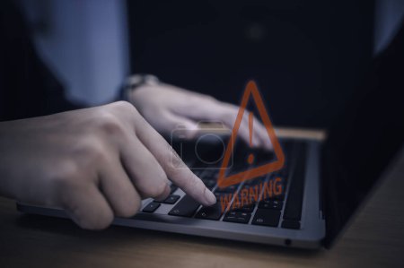Foto de Señales de advertencia para ser conscientes de los peligros de ser hackeado por los piratas informáticos, virus de malware de Internet están destruyendo los datos informáticos. - Imagen libre de derechos