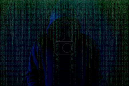 Téléchargez les photos : Pirate asiatique dans le capot noir sur fond noir, Hack mot de passe, piratage des systèmes de sécurité pour voler des informations - en image libre de droit
