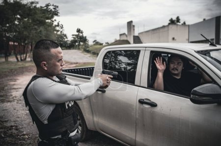 Foto de Police and thief concept,The cop catch criminals break the law - Imagen libre de derechos