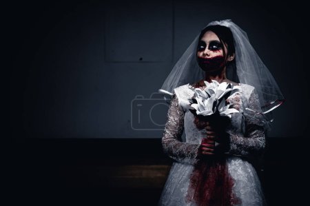 Foto de Concepto de festival de Halloween, mujer asiática maquillaje fantasma cara, novia zombie charactor, Papel pintado de película de horror o póster - Imagen libre de derechos