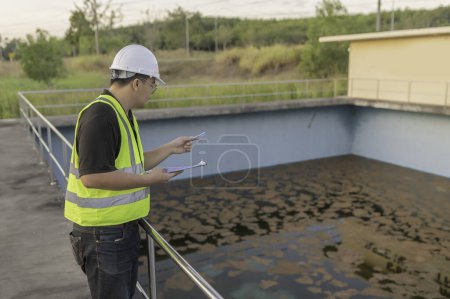 Téléchargez les photos : Ingénieurs de l'environnement travaillent dans les usines de traitement des eaux usées, Ingénierie de l'approvisionnement en eau travaillant à l'usine de recyclage de l'eau - en image libre de droit