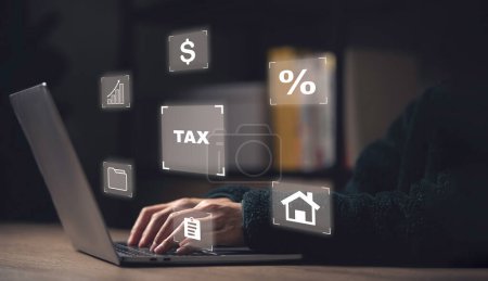 Téléchargez les photos : Concept de taxes payées par les particuliers, Taxe avec personne utilisant un ordinateur portable sur le bureau - en image libre de droit