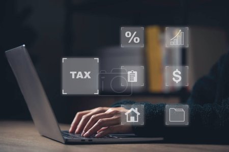Téléchargez les photos : Concept de taxes payées par les particuliers, Taxe avec personne utilisant un ordinateur portable sur le bureau - en image libre de droit