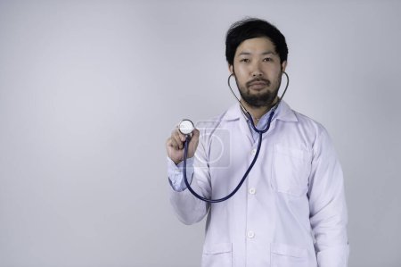 Téléchargez les photos : Asiatique smart docteur sur fond blanc - en image libre de droit