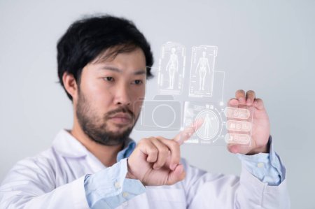 Téléchargez les photos : Médecin intelligent asiatique sur fond blanc, Technologie médicale et concept futuriste. - en image libre de droit