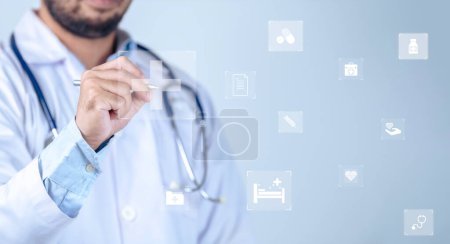 Foto de Médico inteligente asiático sobre fondo blanco, pantalla virtual de interfaz futurista médica digital - Imagen libre de derechos