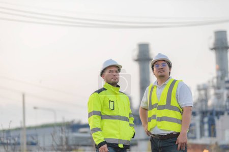Foto de Grupo asiático hombre ingeniero petroquímico que trabaja en la fábrica de la planta de refinería de petróleo y gas, la gente trabajador hombre ingeniero de control de trabajo en la industria de la energía de la planta de energía de fabricación - Imagen libre de derechos