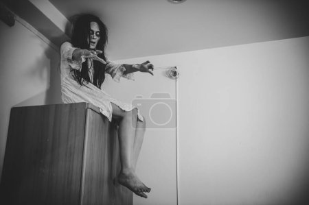 Foto de Retrato de mujer asiática conforman fantasma, Escena de terror aterrador para fondo, Concepto de festival de Halloween, Cartel de películas fantasma, espíritu enojado en el apartamento - Imagen libre de derechos