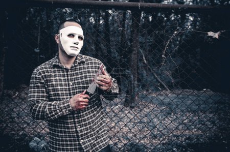 Foto de Hombre guapo asiático usar máscara blanca, festival de Halloween, Viernes 13 Concepto - Imagen libre de derechos