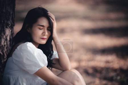 Foto de Mujer gorda triste solitaria, Ella piensa en el amor, angustia, desconsolado debido a la decepción, Tailandia personas - Imagen libre de derechos