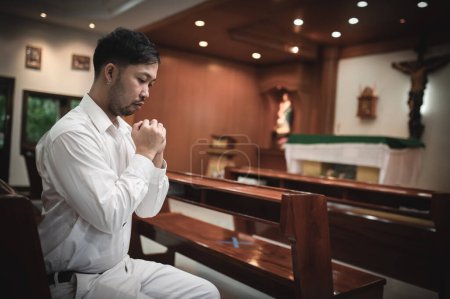 Foto de Christian man asking for blessings from God,Asian man praying to Jesus Christ - Imagen libre de derechos