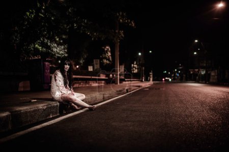 Téléchargez les photos : Concept de femme d'horreur, Fantôme sur la route dans la ville, Un esprit vengeur dans la rue de la ville, Festival d'Halloween, Maquillage visage fantôme - en image libre de droit