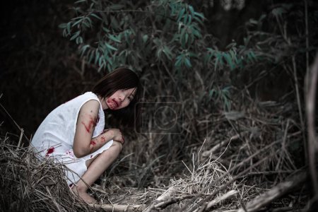 Foto de Retrato de mujer asiática conforman la cara de fantasma, Escena de horror, Fondo de miedo, Cartel de Halloween, Tailandia personas, Señora tiene un hacha en la mano, Concepto de zombie encantador - Imagen libre de derechos