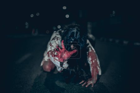 Foto de Concepto de mujer horrorosa, Fantasma en la carretera de la ciudad, Un espíritu vengativo en la calle de la ciudad, Festival de Halloween, Maquillaje cara de fantasma - Imagen libre de derechos