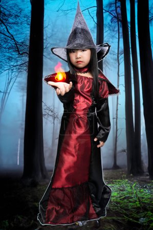 Foto de Retrato de niña asiática usan traje de bruja, concepto de festival de Halloween - Imagen libre de derechos