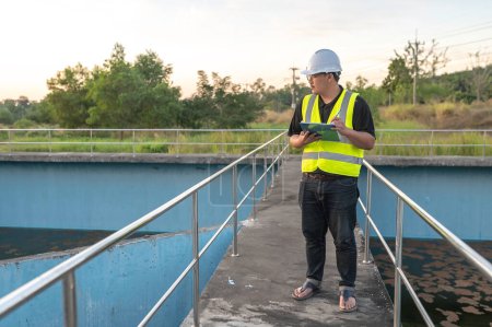 Foto de Ingenieros ambientales trabajan en plantas de tratamiento de aguas residuales, ingeniería de suministro de agua trabajando en planta de reciclaje de agua para su reutilización - Imagen libre de derechos