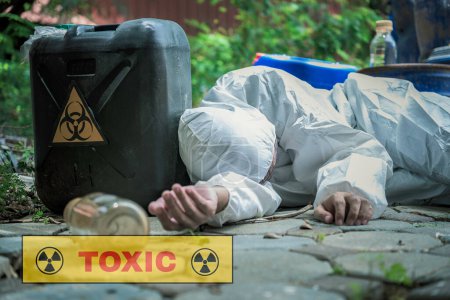 Foto de Científico asiático desgaste traje de protección química enfermo de química, tailandiay personas muerte por experimento ciencia - Imagen libre de derechos