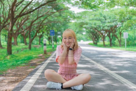 Foto de Retrato de hermosa chica asiática cabello dorado con cámara, Tailandia personas en vestido rosa, chica hipster - Imagen libre de derechos