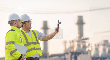 Téléchargez les photos : Groupe homme asiatique ingénieur pétrochimique travaillant à l'usine de raffinerie de pétrole et de gaz usine, Le travailleur homme ingénieur contrôle du travail à la centrale électrique industrie de l'énergie fabrication - en image libre de droit
