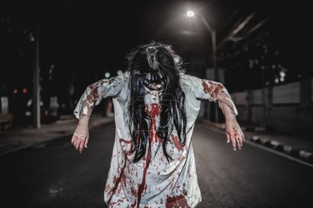 Foto de Concepto de mujer horrorosa, Fantasma en la carretera de la ciudad, Un espíritu vengativo en la calle de la ciudad, Festival de Halloween, Maquillaje cara de fantasma - Imagen libre de derechos