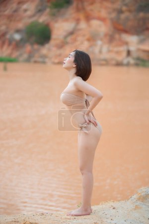 Téléchargez les photos : Portrait de jeune asiatique belle femme porter bikini côté rivière sur la lumière du jour, Thaïlande personnes, Summer fashion concept, Relax time - en image libre de droit