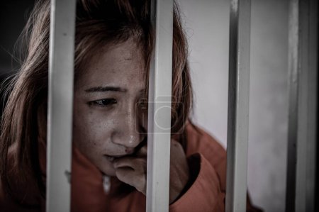 Téléchargez les photos : Mains de femmes désespérées pour attraper la prison de fer, concept de prisonnier, thailand personnes, Espérant être libre, Si la violation de la loi serait arrêté et emprisonné. - en image libre de droit