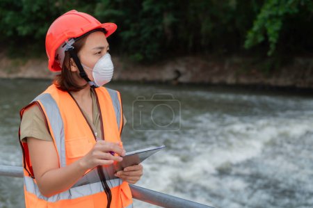 Téléchargez les photos : Asiatique femelle ingénierie travail - en image libre de droit
