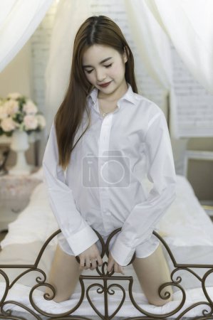 Foto de Retrato de hermosa mujer asiática usar camisa blanca en el dormitorio - Imagen libre de derechos