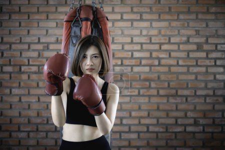 Foto de Asiática hermosa mujer usar guante boxeo en el gimnasio - Imagen libre de derechos