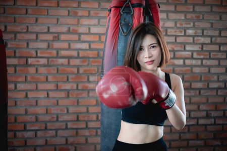 Foto de Asiática hermosa mujer usar guante boxeo en el gimnasio - Imagen libre de derechos