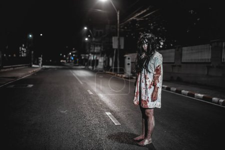 Téléchargez les photos : Concept de femme d'horreur, Fantôme sur la route dans la ville, Un esprit vengeur dans la rue de la ville, Festival d'Halloween, Maquillage visage fantôme - en image libre de droit