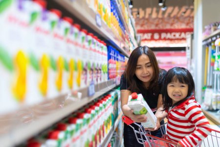 Téléchargez les photos : Mère et bébé faisant du shopping au supermarché, femme thaïlandaise a une fille - en image libre de droit