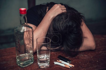 Foto de Asiática mujer beber vodka solo en casa en la noche, Tailandia personas, estrés mujer borracho concepto - Imagen libre de derechos