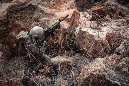 Téléchargez les photos : Soldats des forces spéciales sur les guerres dans le désert, Thaïlande peuple, soldat de l'armée - en image libre de droit