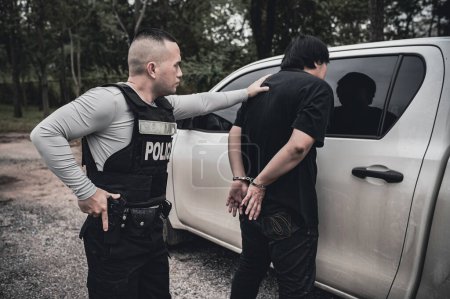 Téléchargez les photos : Police and thief concept,The cop catch criminals break the law - en image libre de droit
