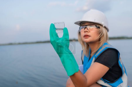 Téléchargez les photos : Les ingénieurs en environnement inspectent la qualité de l'eau, apportent l'eau au laboratoire pour les essais, vérifient la teneur en minéraux dans l'eau et le sol, vérifient les contaminants dans les sources d'eau. - en image libre de droit