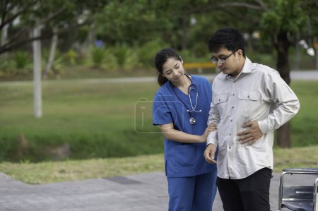 Foto de Una enfermera cuida de un paciente en el hospital, doctora ayudando a un paciente en fisioterapia - Imagen libre de derechos