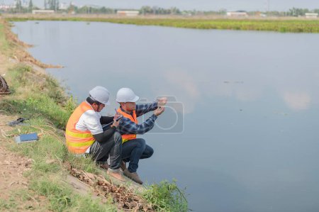 Foto de Environmental engineers inspect water quality,Bring water to the lab for testing,Check the mineral content in water and soil,Consultation to solve the problem of chemical contaminated water sources - Imagen libre de derechos