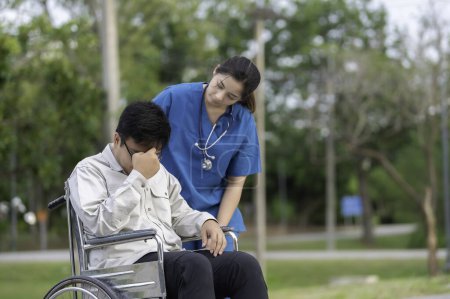 Foto de Una enfermera cuida de un paciente en el hospital, doctora ayudando a un paciente en fisioterapia - Imagen libre de derechos